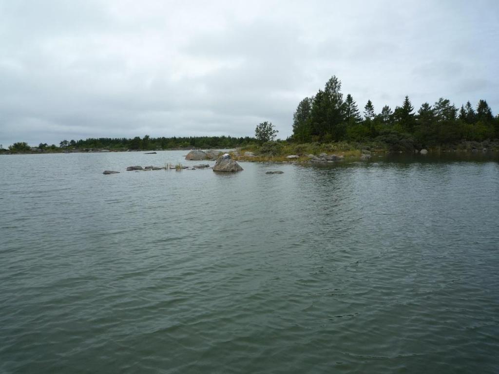Hamskerin eteläkärki. 1900-luvun ensimmäisellä puoliskolla naisväki souti tai seilasi saaren eteläkärkeen. Naiset hakivat saaresta variksenmarjan varpuja, joista valmistivat omiksi tarpeikseen luutia.