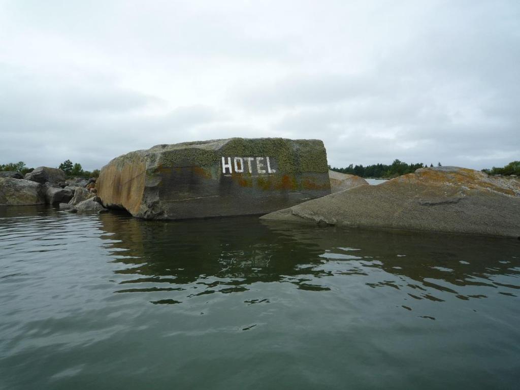 Hotellilaaka on Ouran saaristossa, Ouraluodon kupeella. Hotellilaakan kerrotaan saaneen nimensä luotseilta.