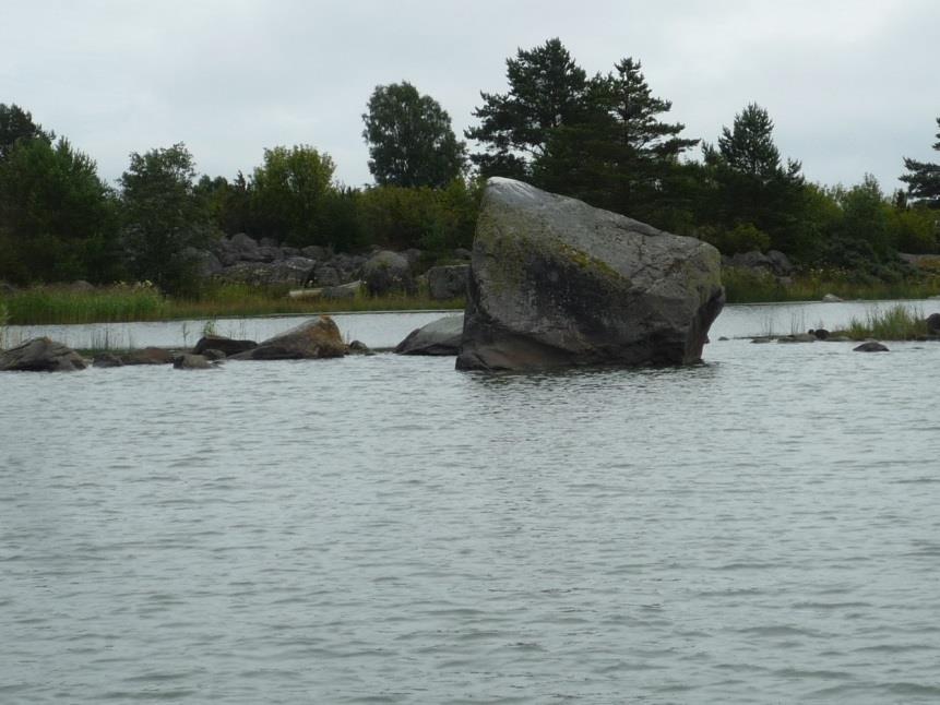 Kloppikivi. Köörtilän ulkosaaristossa oleva valtava siirtolohkare laajan kivirahjun keskellä melojan merimerkkinä. Kuva: Lasse Lovén. Korsuviiki. Kohde kuuluu Ouran keriin eli sisäsaaristoon.