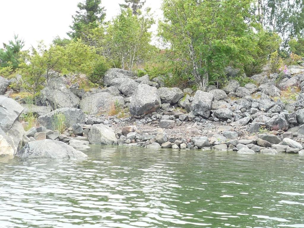 Krisslakrunni. Krookasta luotsiasemalle johtavan väylän varrella, lähellä Ouraluotoa on Krisslakrunnin (ruots. grissla= riskilä) pieni luoto.