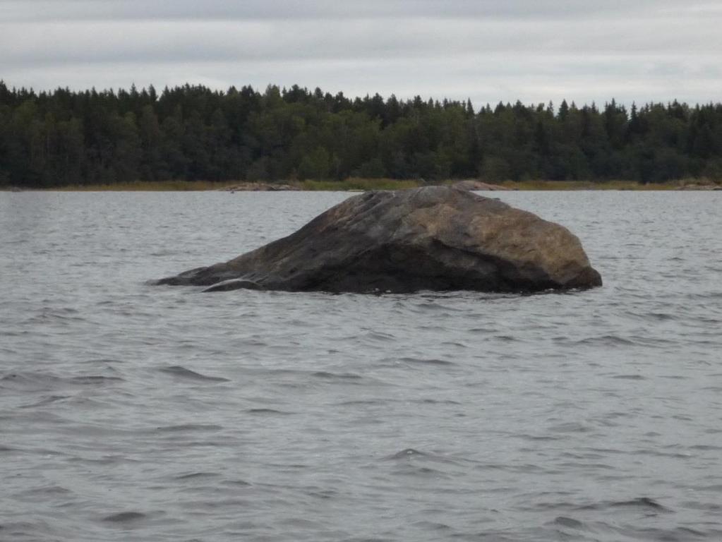 Lukkarikivi. Kivi on Pooskerin eteläpuolella olevan pienveneväylän varrella. Kauppias Kustaa Linden seilasi 1900-luvun alkuvuosina Porista tulomatkallaan suolalastissa kivelle.