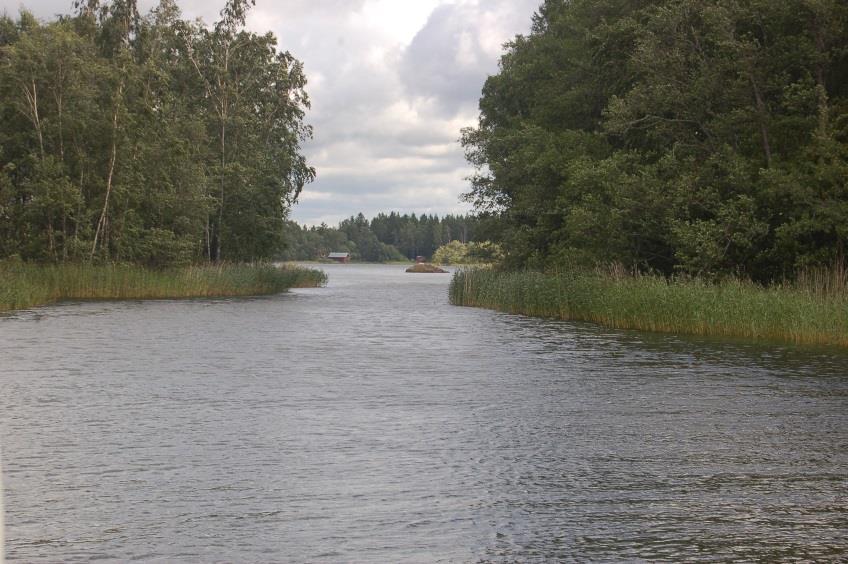 Muksundi. Köörtilän satamasta merelle johtava sundi eli sunti kaivettiin vuoden 1920 tienoilla, sillä aiemmin silakankalastajien käyttämä, hieman pohjoisempana kulkenut väylä mataloitui liiaksi.