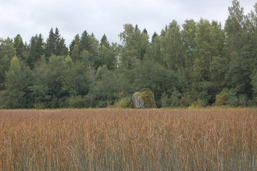 Nestolan kivi. Kuuskerin luodon rantaviivan tuntumassa oleva neljä metriä korkea siirtokivilohkare. Kivi on nimetty kiven lähistöllä asuneen paattimestari Nestor Alexander Rewellin (s. 1877) mukaan.