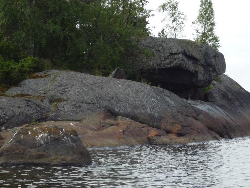 Normaalivedellä yksi meripaalun koillispuolisista kivistä jää vedenpinnan yläpuolelle.