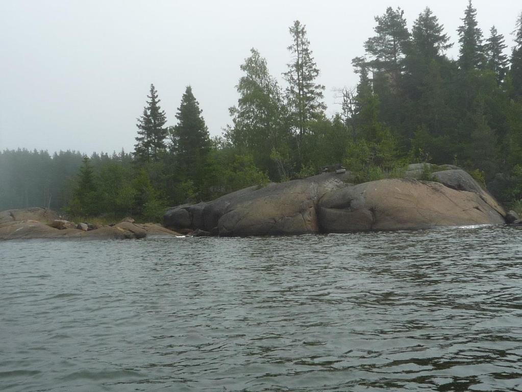 Piikkikivi on Köörtilän kalasataman edustalla veneväylän varrella. Kalastajat ovat vielä 1950-luvulla laiduntaneet saaressa lampaita.