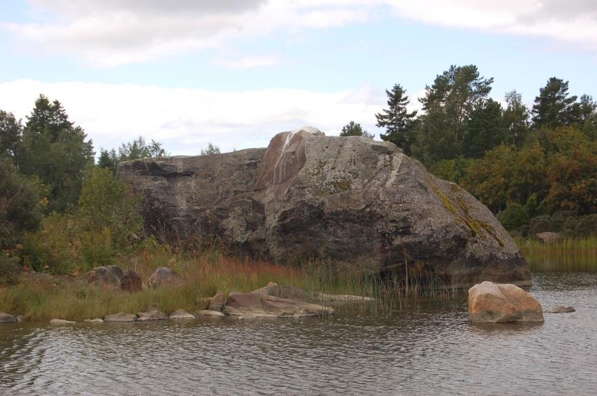 Predikstool. Lähellä Kasalan kalasatamaa on valtava gneissi-siirtokivilohkare, joka on saanut nimensä saarnastoolin (ruots. predikstol) muotoa kuvanneesta nimestä.