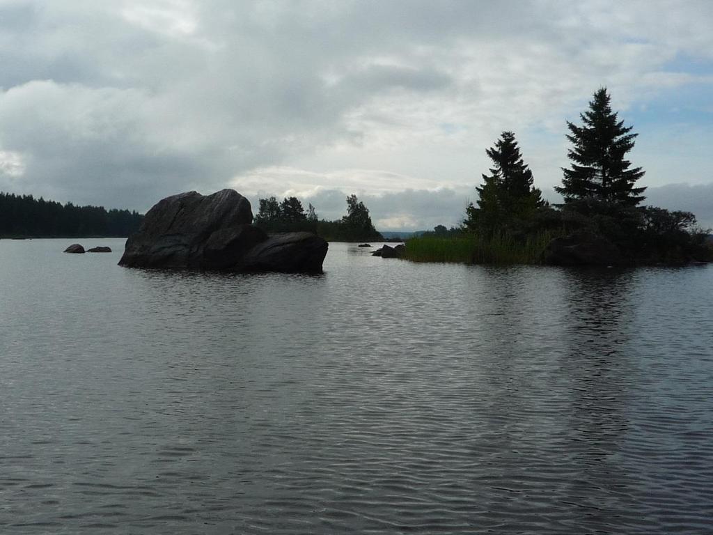Sannankari on lähellä Krookan ja Merikarviajoen välistä pienveneväylää, suunnilleen matkan puolivälissä. Martti Välimaalla oli vuosikymmeniä Sannankarin läheisyydessä siipirysä.