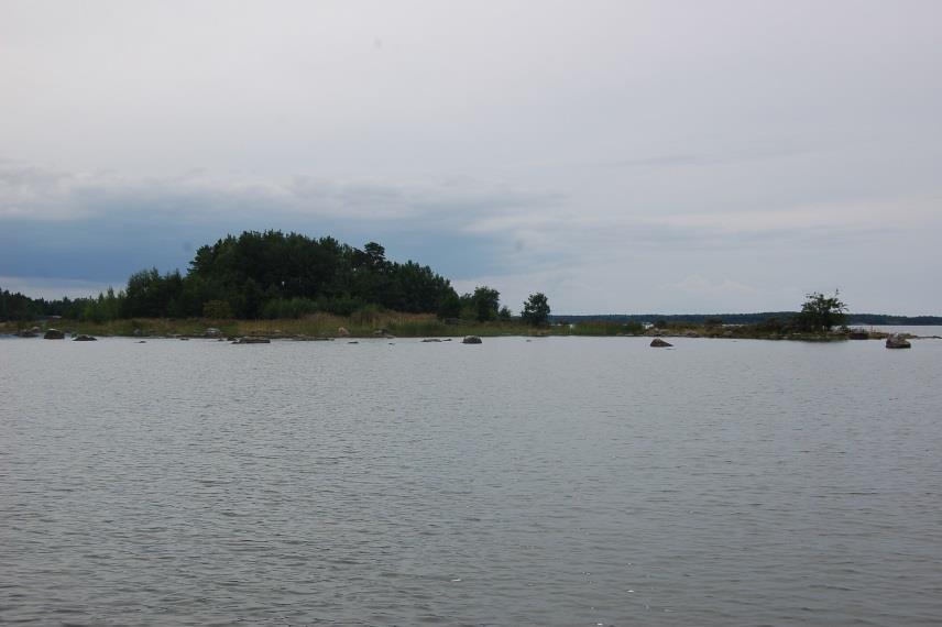 Vareslinna. Tarinapaikka on Ylikylän vesialueella ja Krookasta kohti Kasalaa kulkevan pienveneväylän varrella. Kartalla saaren nimenä on Krookkrunni.