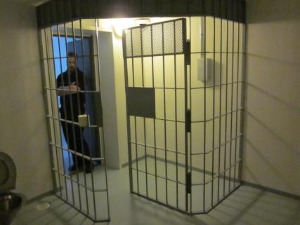 Vangeilla on mahdollisuus tupakoida selliosastojen päädyssä olevilla parvekkeilla (kuva), joissa on lukitsematon ovi varauloskäyntiä varten esim. tulipalon sattuessa.