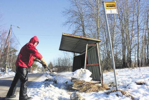 27.2. 2008 PIRKKALAINEN 7 Lassen lapio heiluu yhteiseksi hyväksi Antti Jokinen Aaltopeltinen, ruostunut pysäkkikatos kököttää tien sivussa.