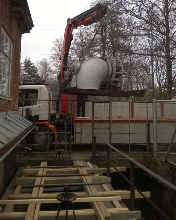 Kunnostettu turbiini nostetaan betonikourun päälle