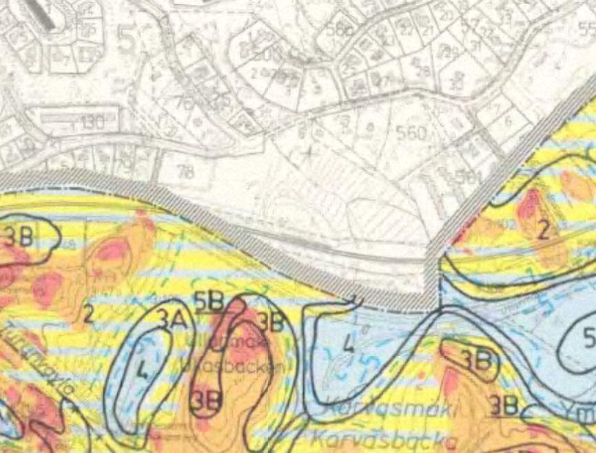 POHJAVEDEN HALLINTASELVITYS 4 (8) itäreunassa noin tasolla +20. Tontin itäreunassa kulkee avo-oja, jonka pohja on alimmillaan noin tasolla +18,4.