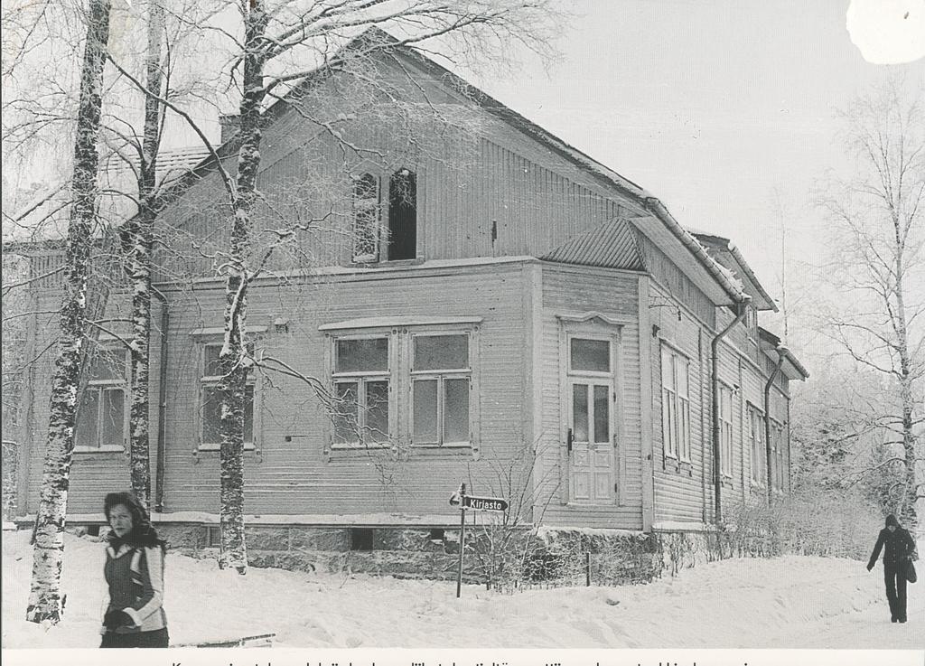 Uusi vuosisata oli huimaa teknisen kehityksen aikaa. Lapinlahdella junaliikenne alkoi vuonna 1902, kun rataosuus Kuopio - Iisalmi valmistui ja junaliikenne alkoi.