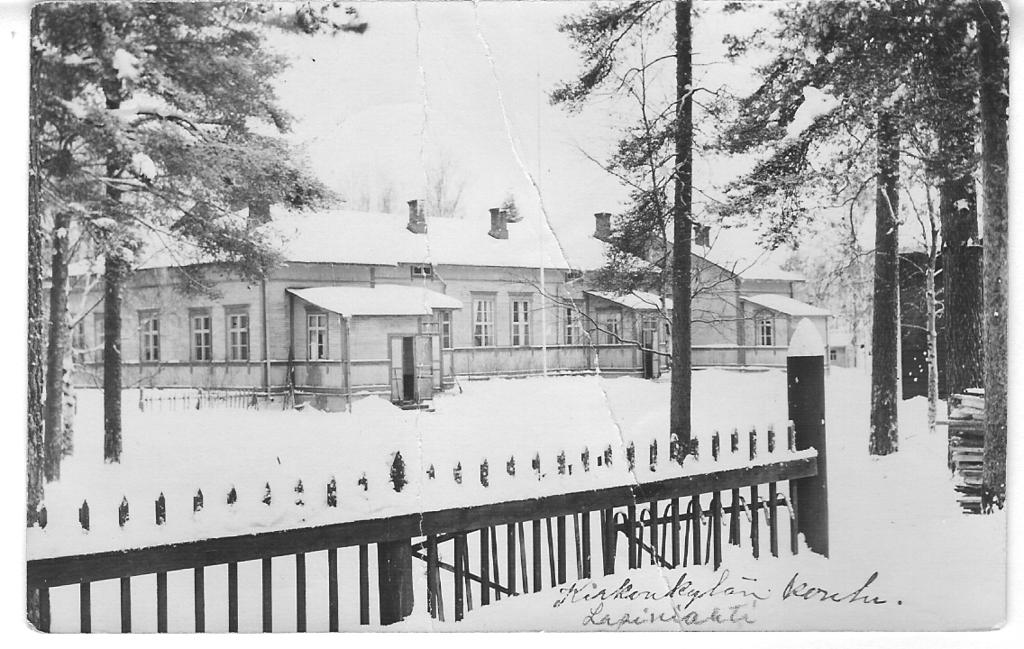 Ensimmäinen kansakoulu aloitti toimintansa kirkonkylällä 1881. Juhani Aho syntyi Väärnin pappilassa 11.9.1861. Hänen isänsä Theodor Brofeldt oli Väärnin apupappina v. 1859 1865.