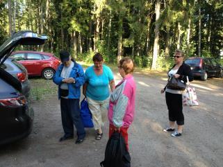 Ke 17.7. Päivi, Topi ja Arja vieraina, Tepa kotiin, Ilma +19 C, aurinkoista, vesi 14 C Kävin ruokatunnilla hakemassa elintarvikkeet ja suuntasin sen jälkeen rantaan, mukaan vettä 40 l.