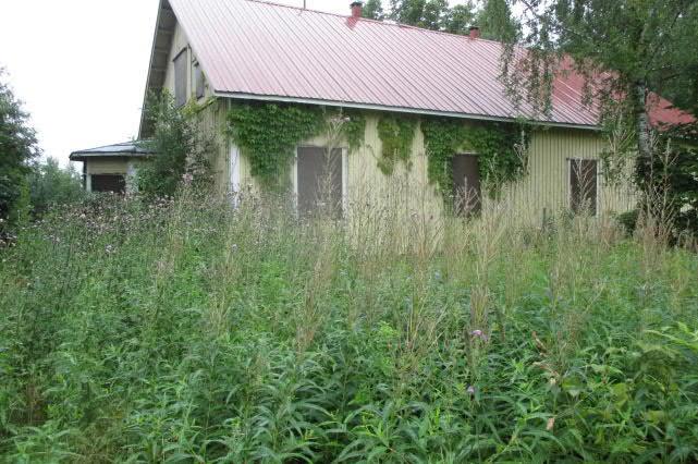 Mälkniemi, Tyttölä ja Isännöitsijän talo. Mälkniemen talo on rakennettu 1930-luvulla ja se on ollut tyhjillään vuodesta 2004 asti (Ramboll Finland Oy 2017).