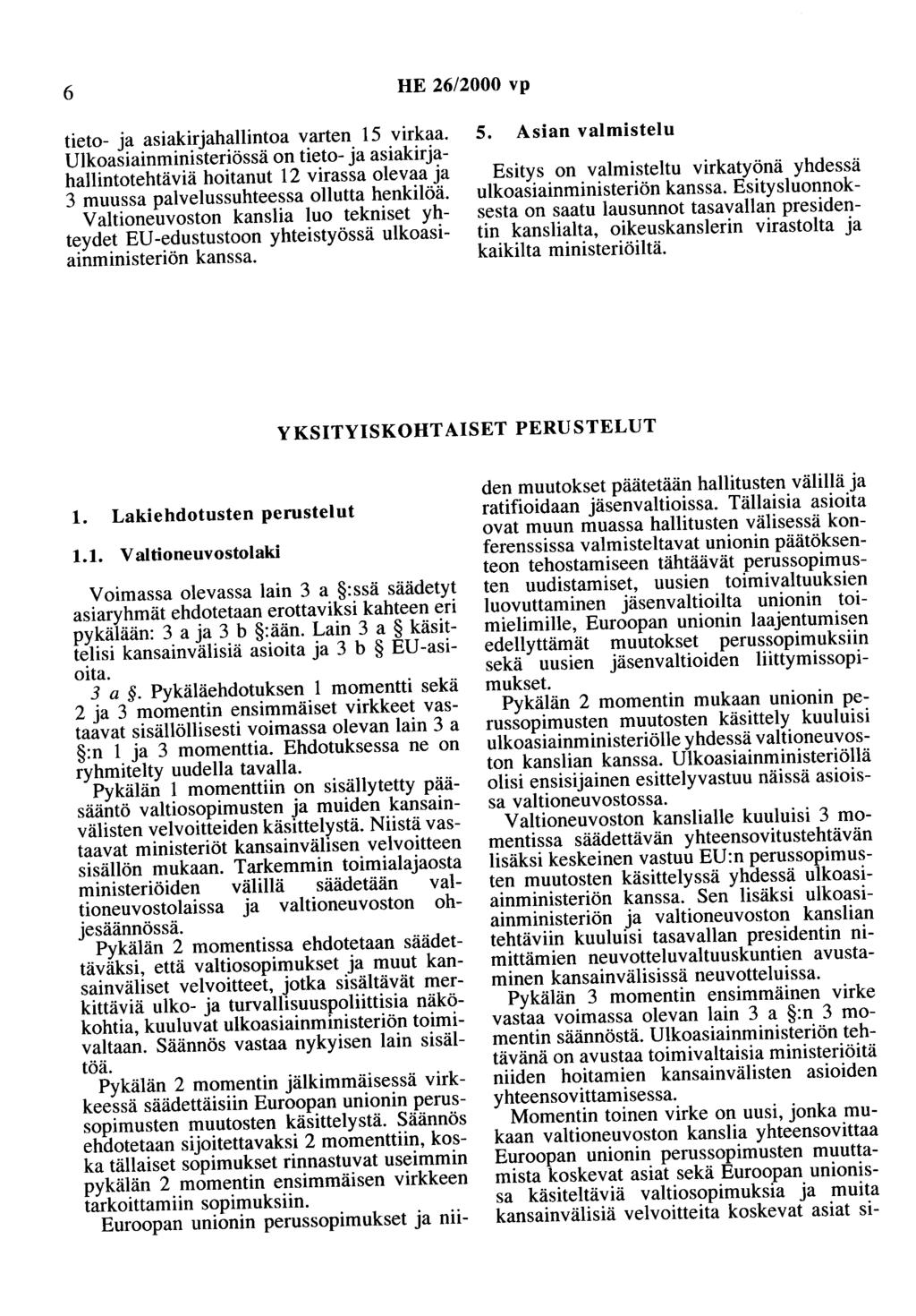 6 HE 26/2000 vp tieto- ja asiakirjahallintoa varten 15 virkaa. Ulkoasiainministeriässä on tieto- ja asiakirjahallintotehtäviä hoitanut 12 virassa olevaa ja 3 muussa palvelussuhteessa ollutta henkilöä.