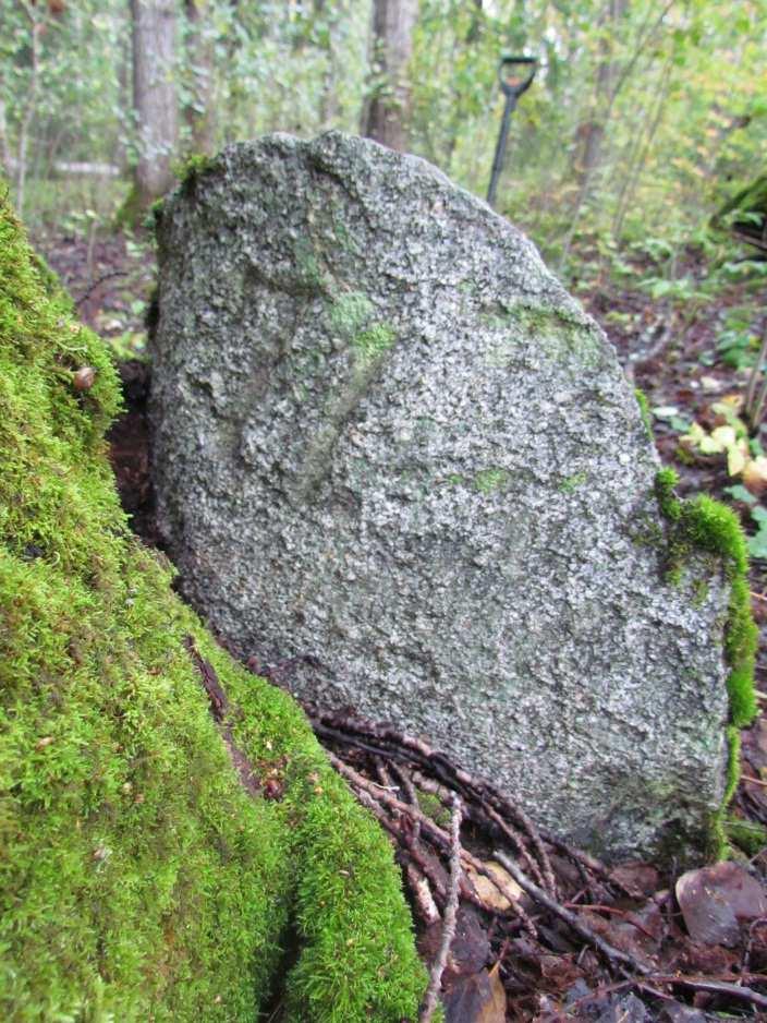 Kuva 16. Rajamerkin eteläsivulle oli kaiverrettu numero 71. Kuvattu luoteesta.