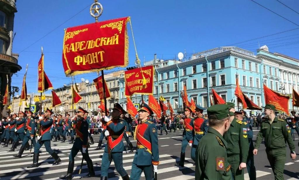 Näitä olivat venäläisen armeijan päivä (jota juhlitaan myös miestenpäivänä), naistenpäivä, työn päivä sekä voitonpäivä, joka olikin ylivoimaisesti näkyvin