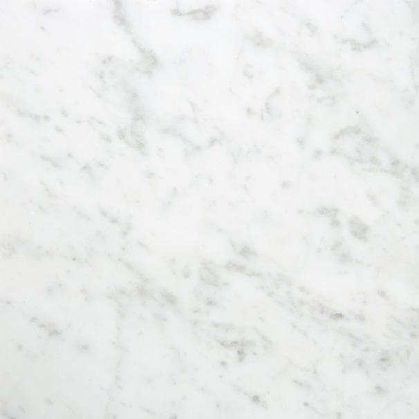 Mustia pieniä läiskiä ja suuria Ø 50 70 mm pallokuvioita satunnaisesti. Kiillemineraaliläikät näkyvät selkeinä. Ei löydy 7.6 Bianco Carrara Italia* Vaaleahko marmori, jossa on harmaita juovia.
