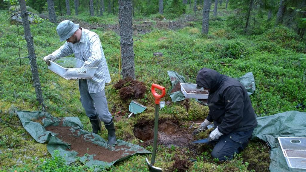 oli noin 30-40 x 30-40 cm. Kivimaankankaalle koekuoppia kaivettiin 22 kpl, joista muutamaa laajennettiin hieman lisälöytöjen saamiseksi.
