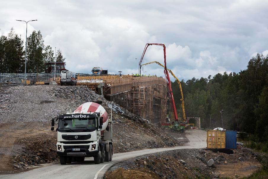 SILTOJEN PÄÄLLYSRAKENTEEN VALU Massa pääpalkeissa ja kannessa C45/55, P30 Massa reunapalkissa C45/55, P50 Massan suhteitus laadittu siten, että C45/55, P30 täytti myös reunapalkin P50 vaatimuksen