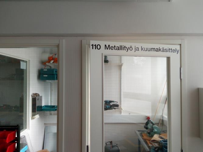 Teknisen työn luokan metalli- ja kuumankäsittely tilassa ei ollut minkäänlaista poistoa tilankäyttöä ajatellen.