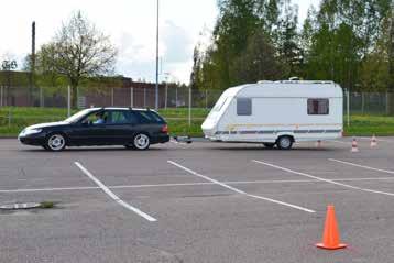 Suoraan peruutus, pujottelu, kulman taakse tai talliinperuutus sekä jalkakäytävän reunaan parkkeeraminen ovat harjoitteluradan kuvioita.