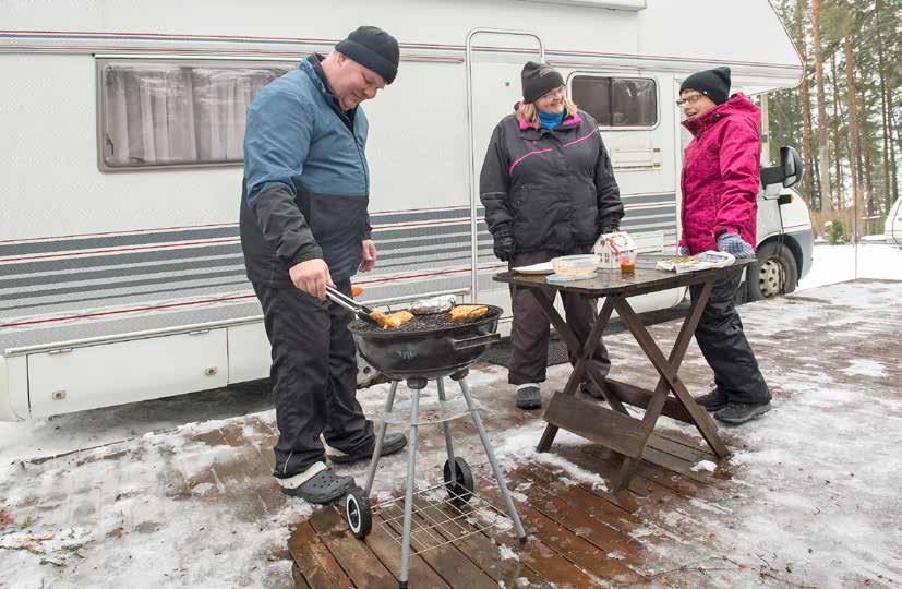 Jari ja Satu Salonen kokeilevat kuinka grillaus onnistuu maaliskuussa. Merja Lundan todistaa, että onnistuuhan se.