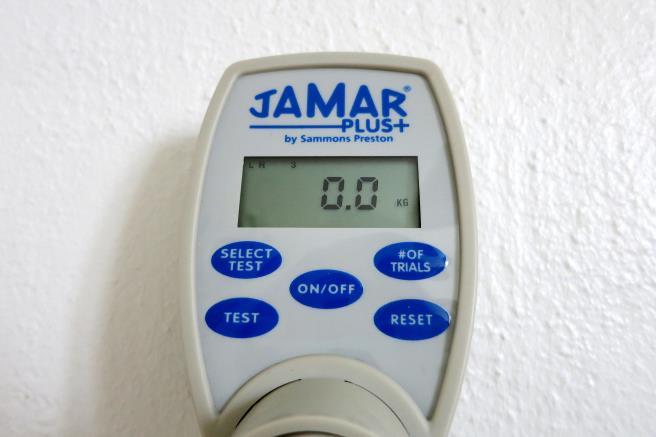 Jamar Plus+ Digital -puristusvoimamittari laskee itsestään mittausten keskiarvon, mikäli mittarille määritetään etukäteen, kuinka monta puristusta tullaan tekemään.