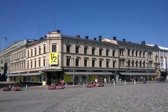 9 Vasemmalla: Sandbergin talo Keskustorilta päin.