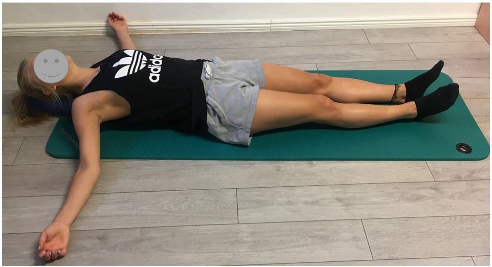 37 9.5.1 Matsyasana (kala) asento Kuvio 21. Matsyasana (kala) asento. Asiakas selinmakuulla, joogabolsteri tms. pitkittäin selän alla siten, että se ylettyy lapaluiden alakulmista takaraivon alle.
