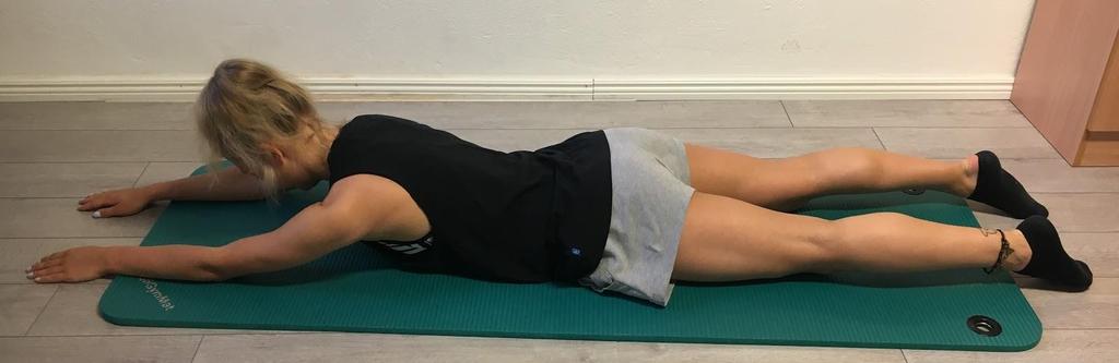 2 Bhujangasana (sfinksi) asento Kuvio 22. Bhujangasana (sfinksi) asento. Asiakas päinmakuulla, kylkikaaret ja rintalastan alaosa alustaa vasten, kädet hartioiden alapuolella.