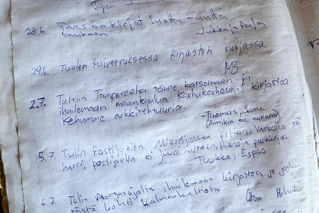 Korhonen, jonka mukaan kirjasto nimettiin. Avajaisia vietettiin Korhosen 80-vuotispäivien aikoihin vuonna 2002. Korhonen kuoli 2003. Kirjasto jäi elämään.
