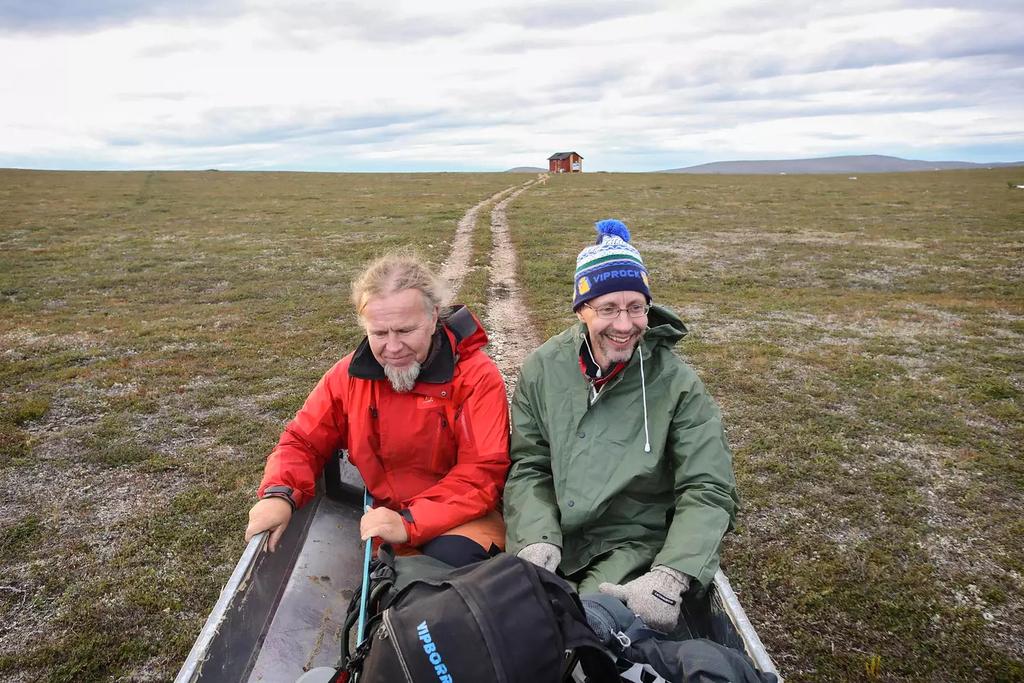 Jan Finell ja Janne Laine taustallaan Karhu-Korhosen kirjasto Jäkäläpään laella. (KUVA: JUKKA GRÖNDAHL / HS) PARIN KILOMETRIN päässä Jäkäläpäältä kohtaamme kirjaston naapurin Kai J.