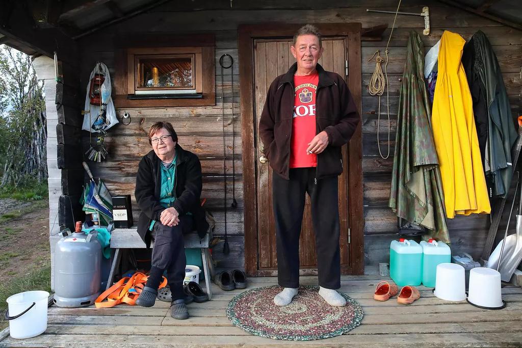 Hyppäämme taas Antti Peroniuksen mönkijän kyytiin. Miessijoen keskijuoksulta tunturikoivikosta löytyy helsinkiläisen Pekka Itkosen mökki. On jo myöhä ilta, työt on lopetettu.