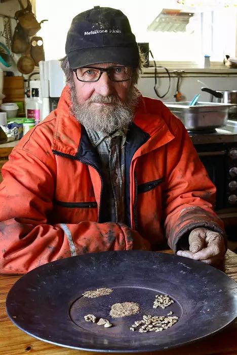 Kullankaivaja Raimo Kanamäki. (KUVA: JUKKA GRÖNDAHL / HS) Näin toimittajaa evästää Ala-Miessillä konekaivaja Raimo Kanamäki.