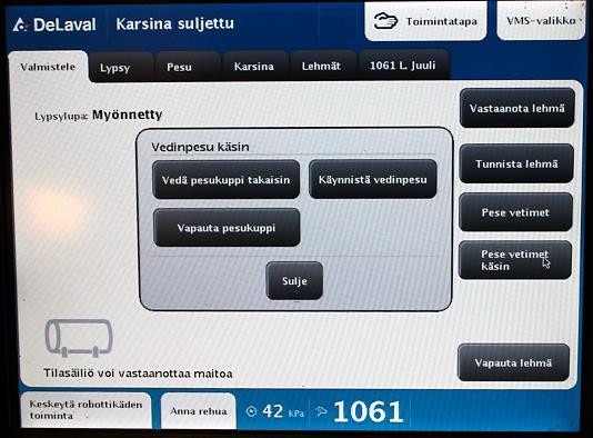 7(13) LIITE 7 Lypsy käsikäytöllä 1) Vaihda lypsyrobotin toiminta käsikäytölle: TOIMINTATAPA MANUAALINEN. 2) Paina VALMISTELE-välilehdeltä VASTAANOTA LEHMÄ-painiketta ja aja lehmä lypsyrobottiin.