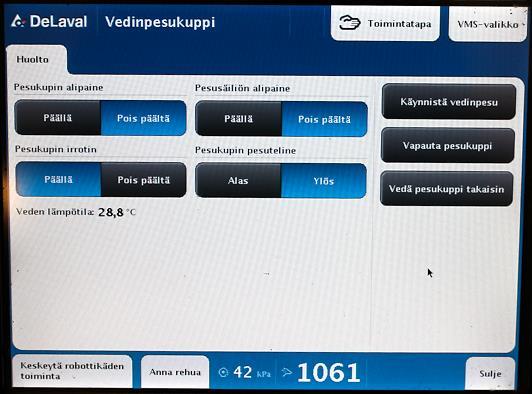 PESUKUPPI 5) Huuhtele kaikki letkut ja pese ne huolellisesti harjan ja kuuman veden avulla. Pese samalla lypsinten letkujen teline ja rullat.