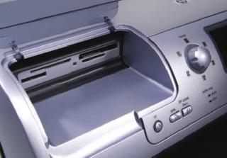 Testi Tavanomaisen usbliitännän lisäksi joissakin tulostimissa on myös lähiverkkoliitäntä. Kuvassa HP 8450.