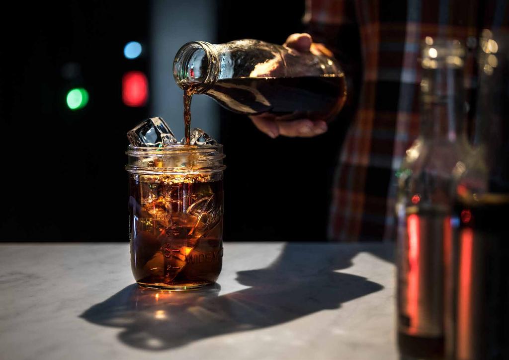 COLD BREW LICORICE Täytä lasi jääpaloilla. Kaada päälle maito, vaniljasiirappi ja lopuksi lakritsa Cold Brew.