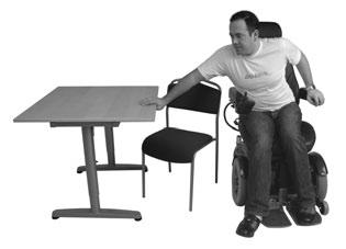 Turvamääräykset L VAROITUS! Siirtyminen pyörätuoliin ja siitä pois Pyörätuolin on aina oltava POIS päältä, kun siirryt pyörätuoliin/pois siitä ja ennen kuin nostat käsinojan käyttöpaneelista.