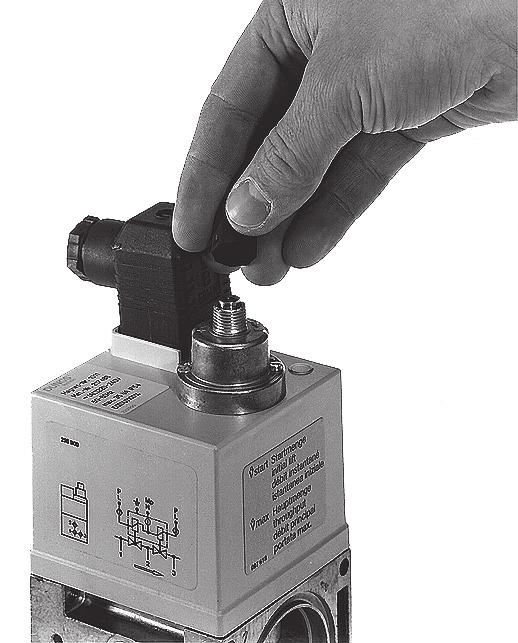 Ruuvaa säätöhattu E irti hydraulijarrusta. 2. Kierrä säätöhattua ja käytä sitä työkaluna. 3. Kierto vastapäivään = Pikaiskun suureneminen (+). 1. Indstillingshætten E skrues af hydraulikanordningen.