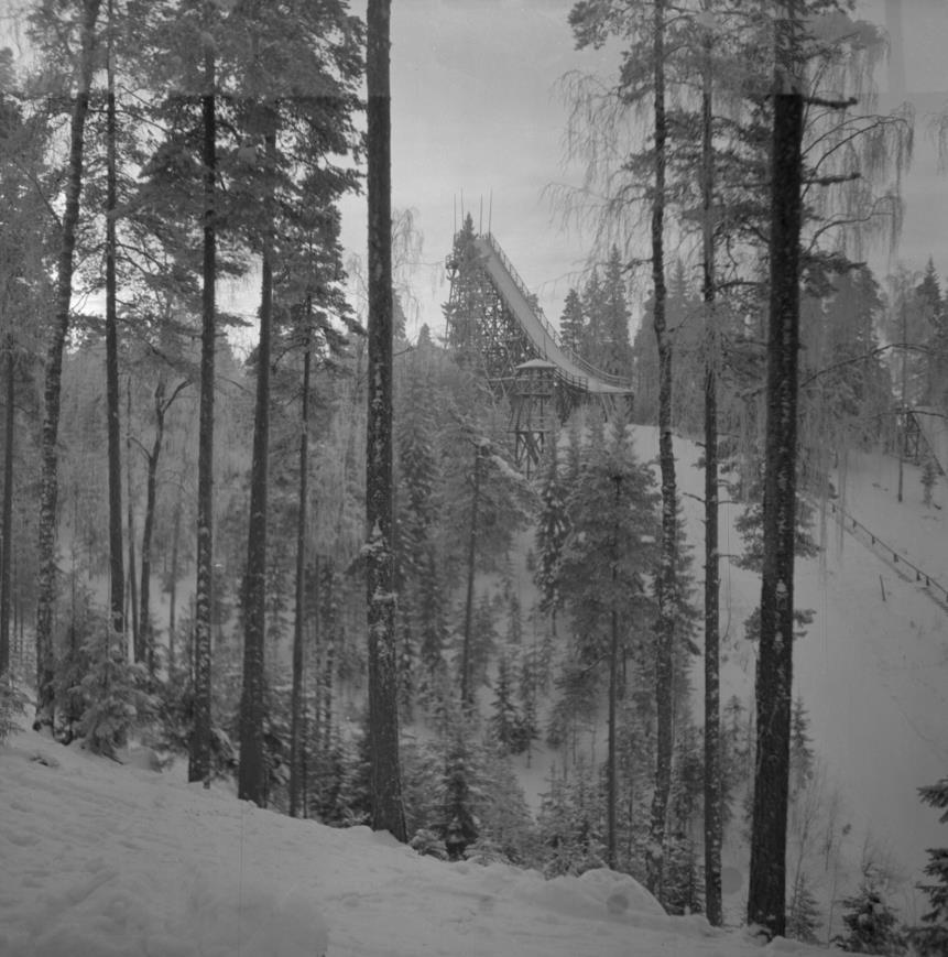 Kuva 2: Sveitsin hyppyrimäki v. 1954.