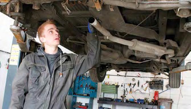 Toimenkuvaan kuuluu moottoriajoneuvojen huolto ja korjaus sekä renkaiden vaihto. Tämä on ensimmäinen kerta nuorelle miehelle yrittäjänä.