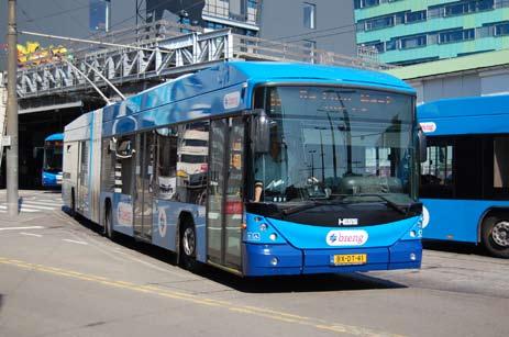 Trolleybussi on juuri lähtenyt linja-autoasemalta ja se on kääntymässä Asema-aukiolta etelään johtavalle linja-autojen erillisväylälle. Linjalla 5 on tällä reitin osalla pitkäpysäkkivälinen pikaosuus.