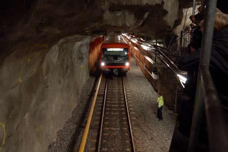 Töölön metron päätepuskurin tuntumassa seisoi Mas-sepelivaunu nro 2 ja Enerco-harjavaunu nro 06140.