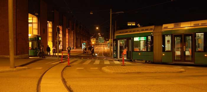 Konepajassa odottava kunnostettu vaunu ajetaan omilla akuillaan muutaman metrin matka huoltopaikasta ulko-oville; missään vaiheessa vaunua ei vedetä tai työnnetä millään kumipyöräajoneuvolla.