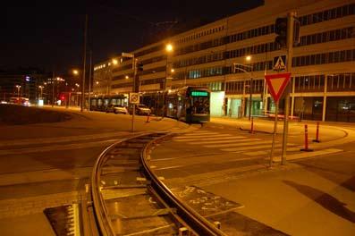 Sen ajaa konepajalta oikein päin, mutta väärän puolen raidetta Itä-Pasilassa olevalle Asemapäällikönkadun vaihteelle saakka ja jatkaa siitä suunnanvaihdon jälkeen oikeaa raidetta, mutta jälleen perä