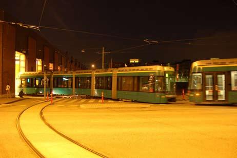Traverssikujan raiteet ovat linjan 9 käytössä hyvissä ajoin ennen liikenteen aloitusta, jolloin tilapäiset raide-elementit ja uusi korjattava Variotram ovat visusti Pasilan konepajan sisätiloissa